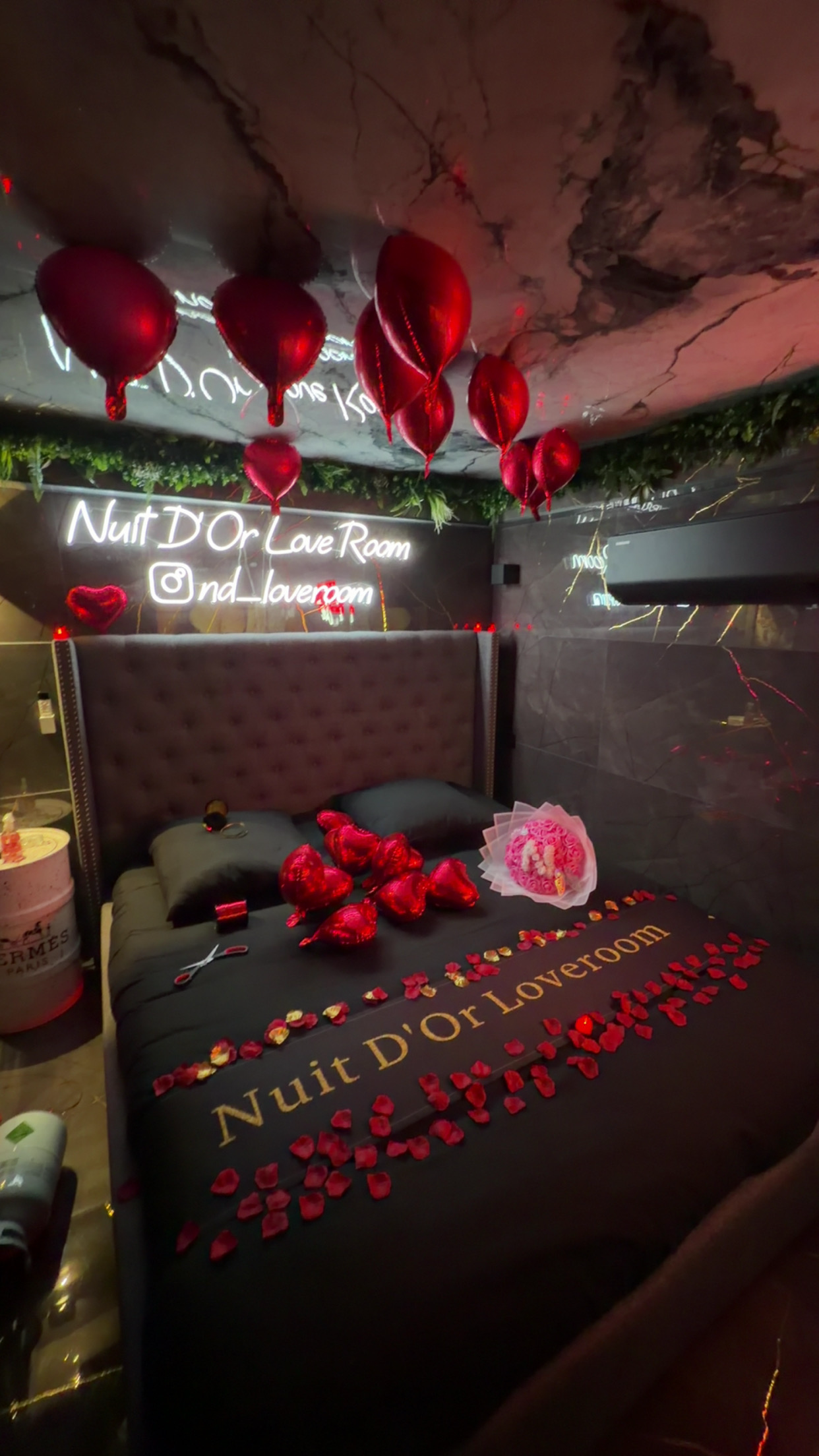 Formule 80 - pétales de roses, bouquet personnalisé, ballons et message personnalisé